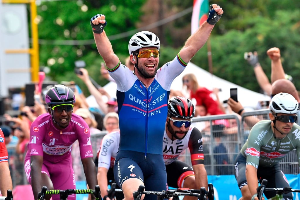 Mark Cavendish aus Großbritannien vom Team Quick-Step Alpha Vinyl feiert seinen Sieg auf der 3. Etappe des Giro.