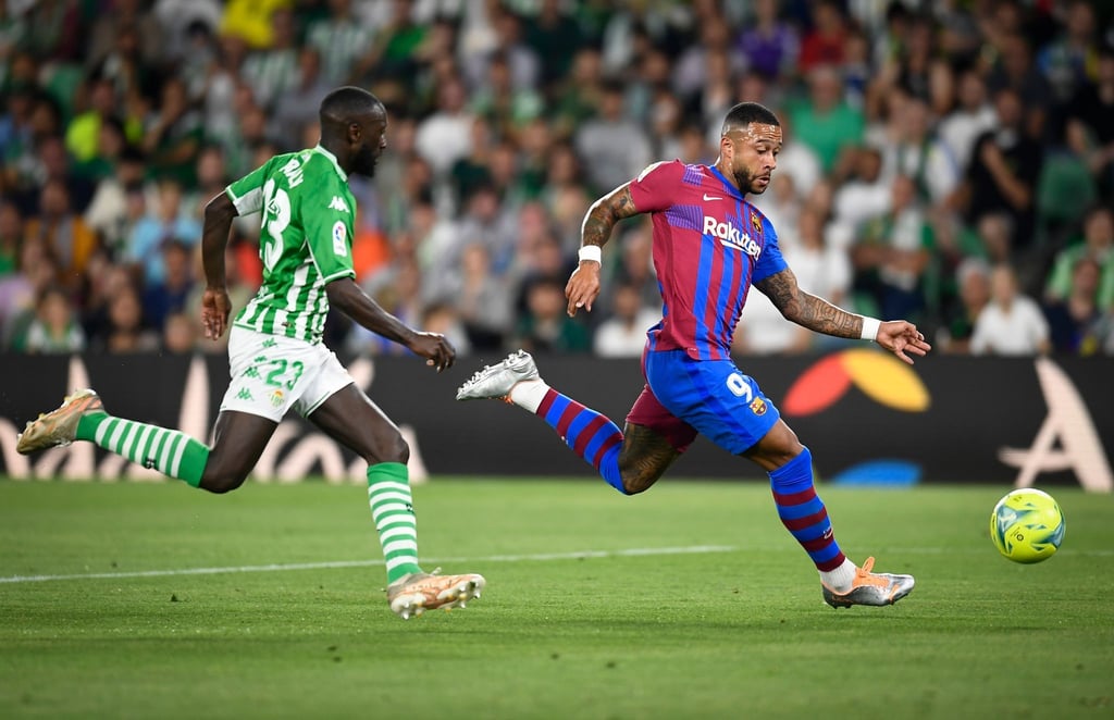 Sevillas Youssouf Sabaly (l) kann Memphis Depay vom FC Barcelona nicht stoppen.