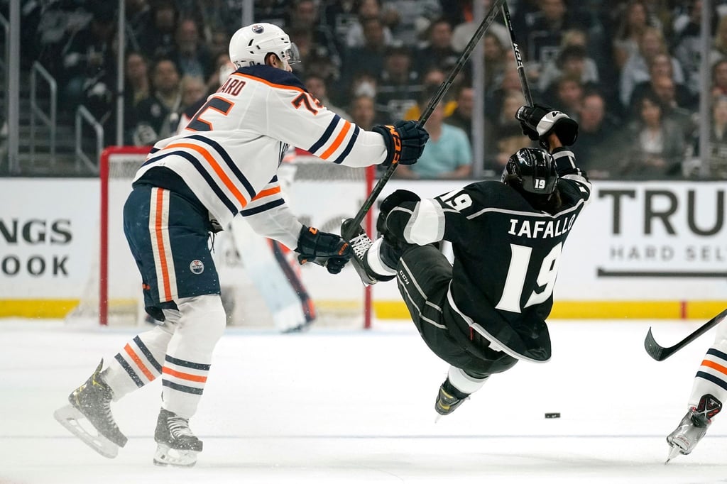 Bodycheck: Alex Iafallo von den Los Angeles Kings wird durch Oilers-Verteidiger Evan Bouchard umgestoßen.