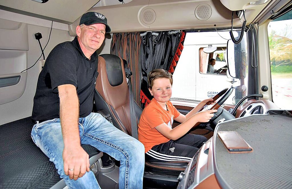 Marco Berger, 1. Vorsitzender der „Fahrerlounge Elite“, demonstriet die Gefahren des toten Winkels am Steuer eines Lkw.