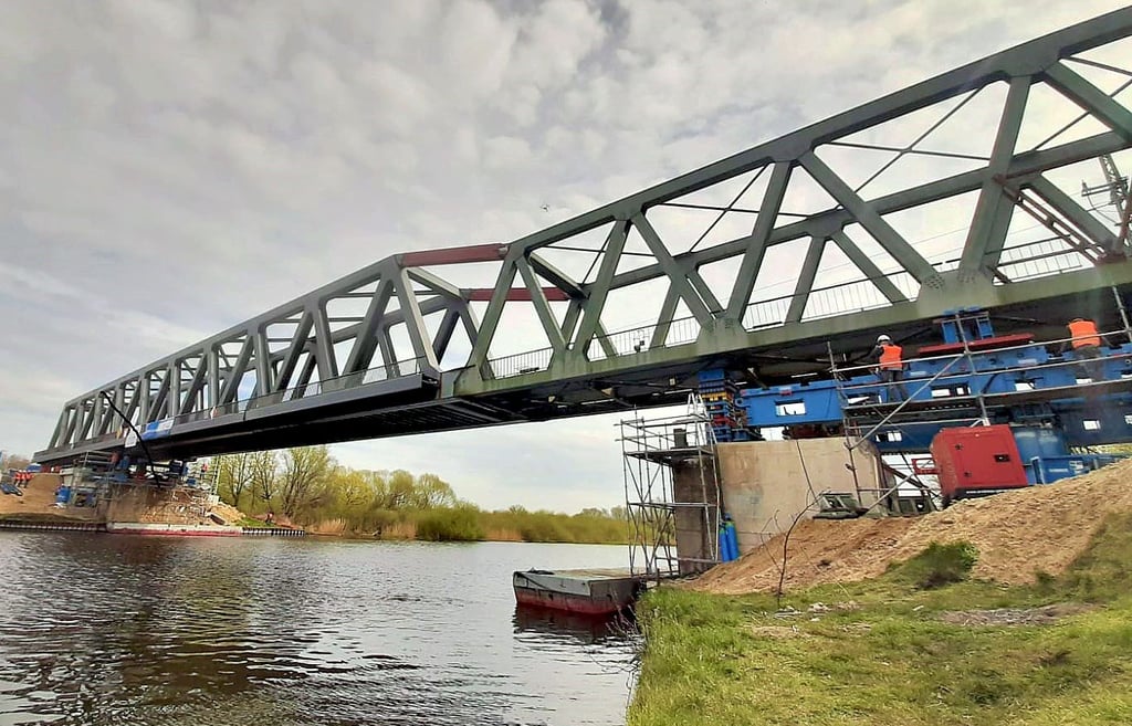 Für das Einschieben zusammengekoppelt: Die neue Bahnbrücke aus Roßlau (links) und der Vorgängerbau aus den 1970er Jahren.