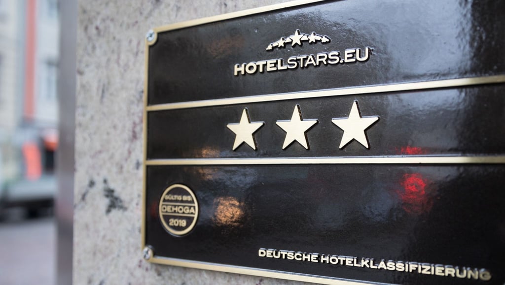 Hotelsterne werden in Deutschland nach 247 Kriterien vergeben. Dem Klassifizierungssystem der Hotelstars Union haben sich 19 Länder angeschlossen.
