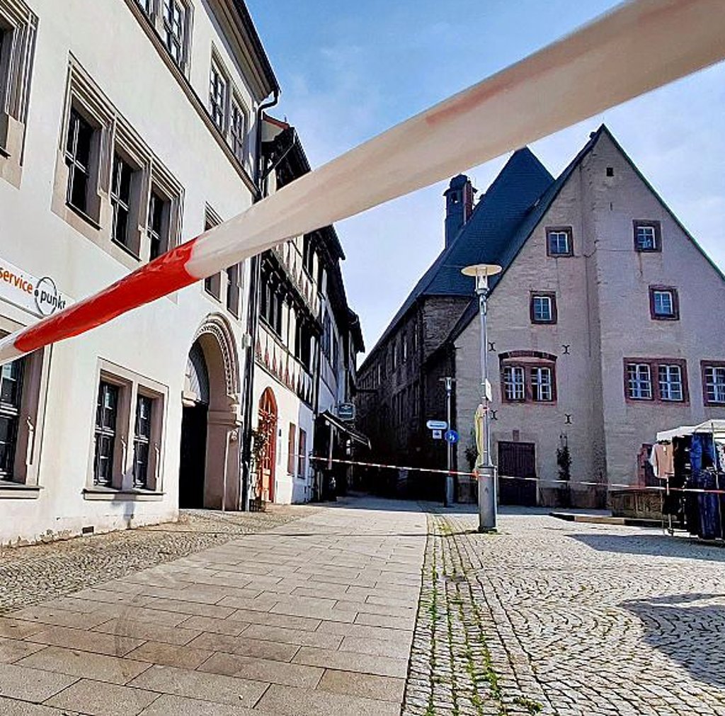 Der Marktplatz in Sangerhausen muss gesperrt werden. Grund sind menschliche Exkremente.
