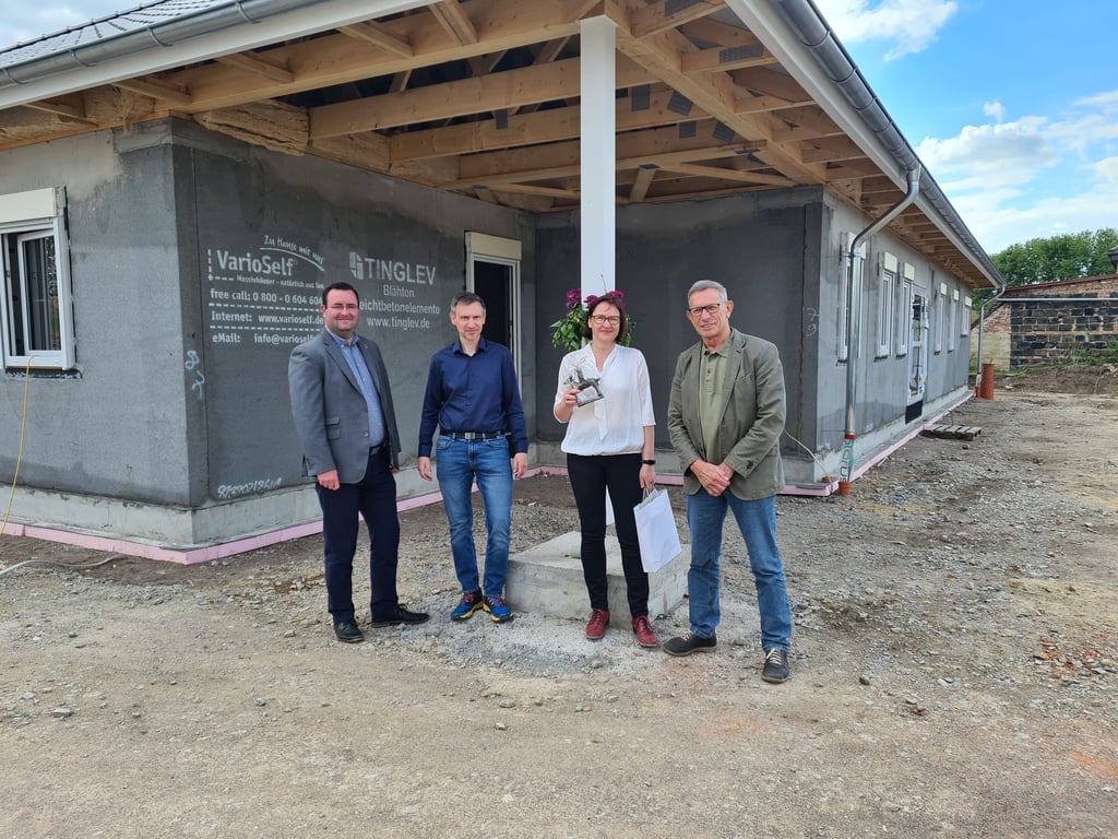 Andreas Nette (v.l.n.r), André und Silke Wichmann und Ortsbürgermeister Horst Fabich vor dem neuen Objekt des Pflegedienstes Querfurt