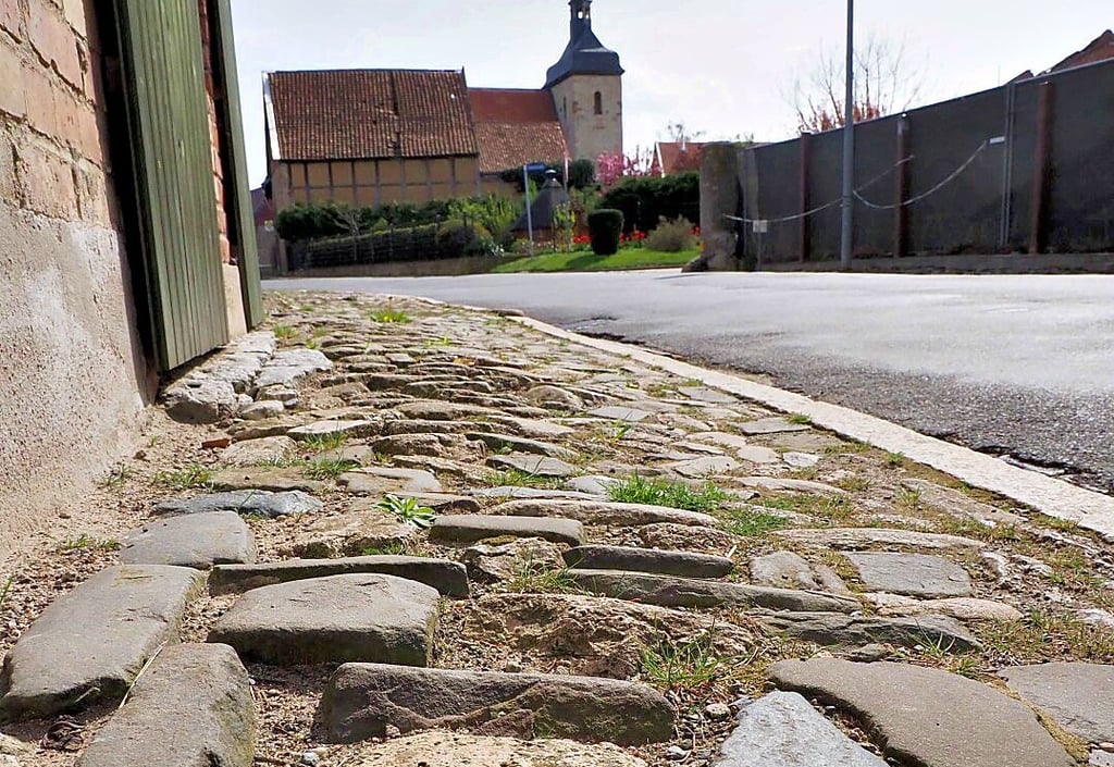 Die Fußwege an der Veltheimer Landesstraße sind noch aus ganz alten Zeiten. Seit Jahren hofft das Dorf auf den Ausbau.