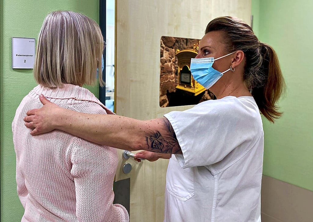 Stationsleitung Susanne Herbaum betreut in der Klinik neben dementen auch Schlaganfallpatienten.