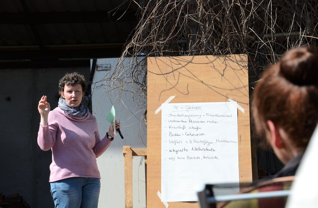 Die Dresdner Gartenexpertin und studierte Ökologin Ulrike Meißner stellte in der Zerbster Essenzen-Fabrik die Permakultur vor und wie sich die Idee auf den eigenen Garten übertragen lässt.