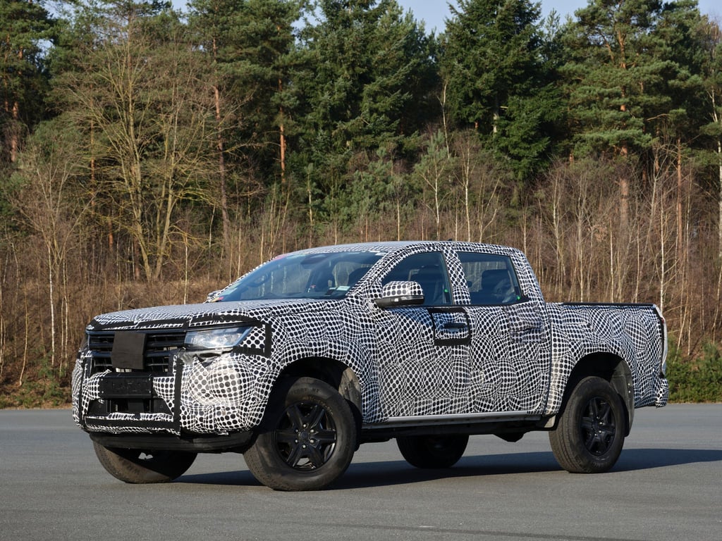 Im Tarnanzug: Ganz zeigen will VW die neue Generation des Pick-ups Amarok aber noch im Sommer.