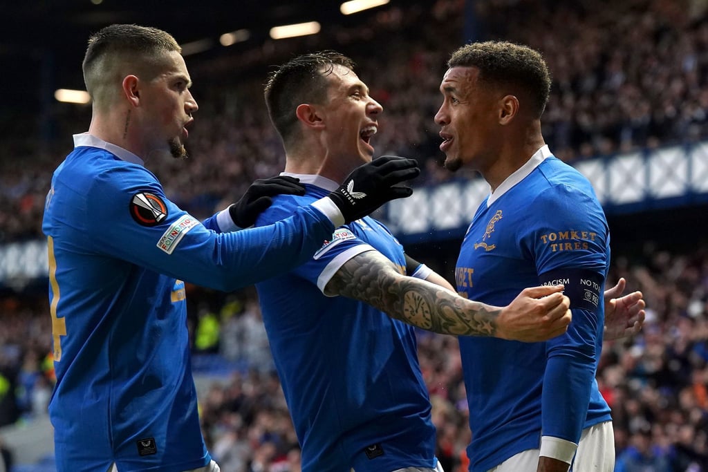 James Tavernier (r) von den Rangers feiert mit seinen Mannschaftskameraden den ersten Treffer gegen RB Leipzig.