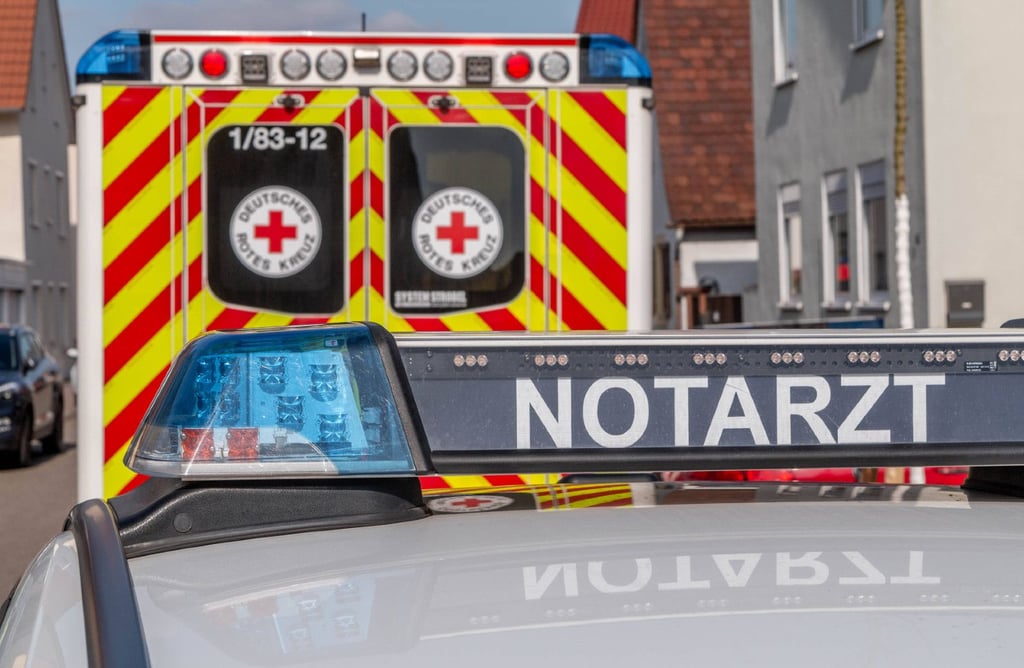 Fahrzeuge von Notarzt und Rettungsdienst an einer Unfallstelle