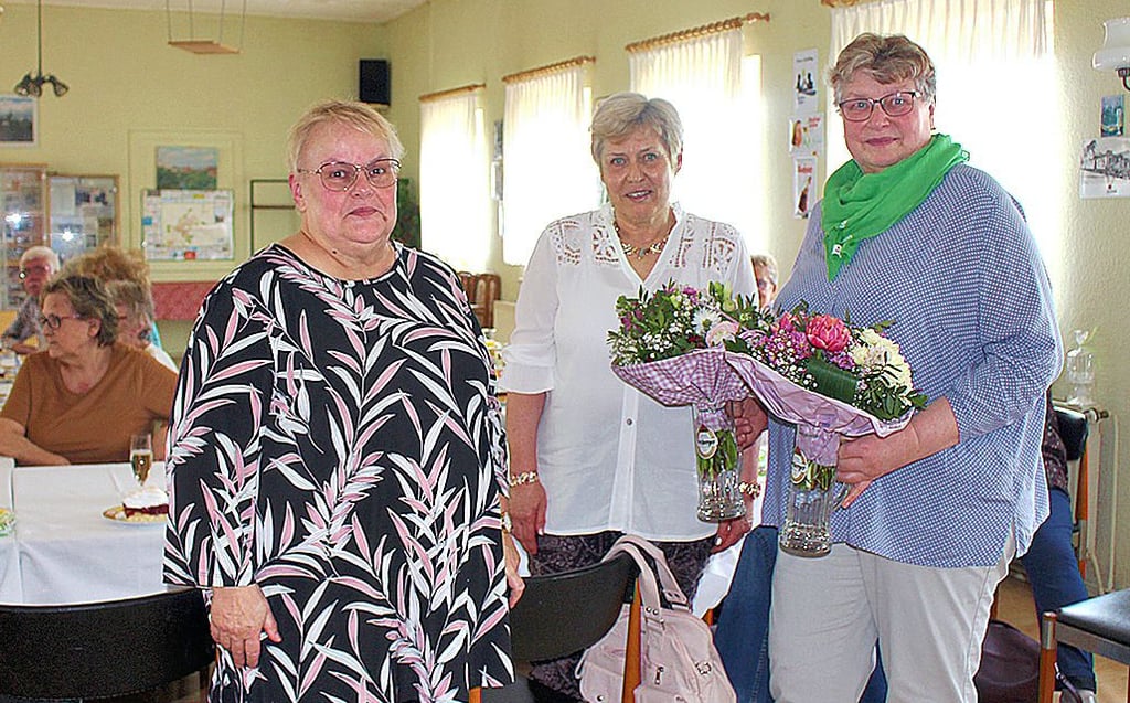 Doris Fahsel (Mitte) und Ilona Wohlbier (links) stehen an der Spitze der Oschersleber Frauenselbsthilfegruppe Krebs. Elke Naujokat würdigte das Engagement zum zehnjährigen Gruppenbestehen.