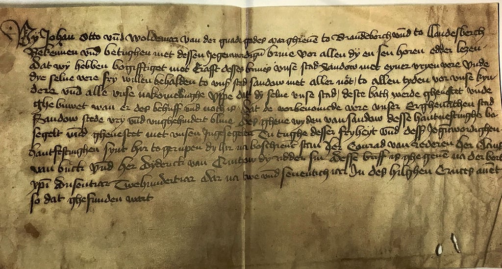 Diese Abschrift der Urkunde mit der Ersterwähnung der Sandauer Fähre hielt Magda Zohm aus Sandau im Landesarchiv in ihren Händen. Diese Ablichtung ist in der Ausstellung im Turm zu sehen.