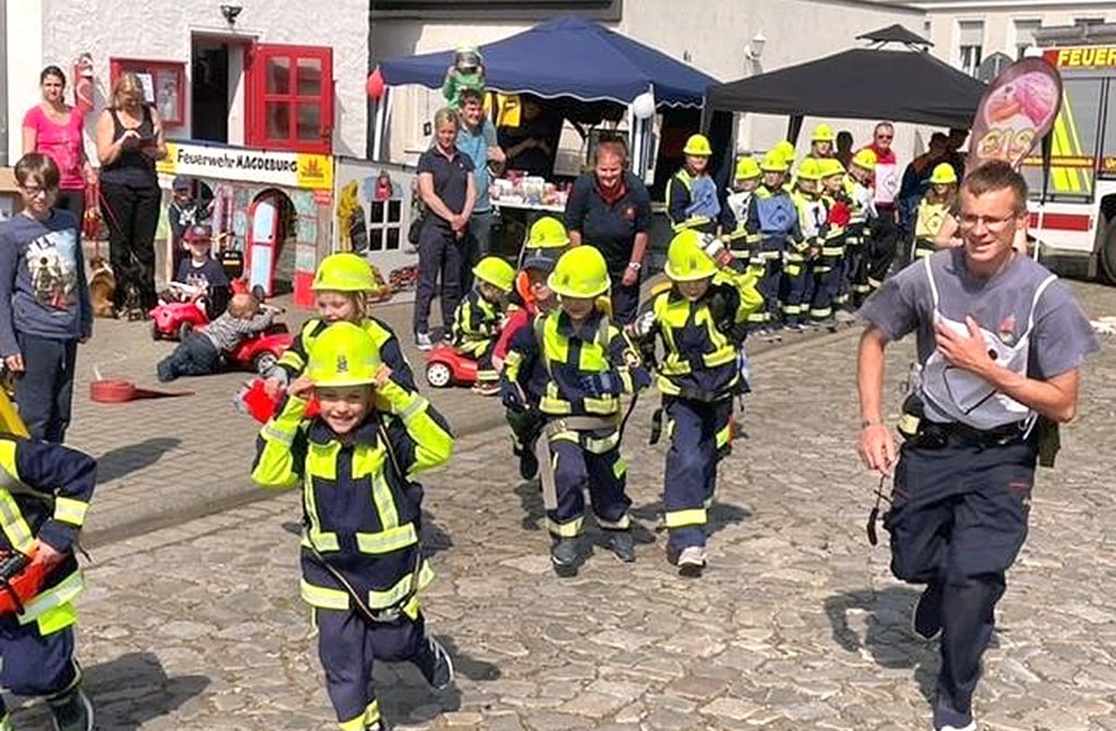 Eine Übung zum Jahrestag der Kinderfeuerwehr in Hohendodeleben.
