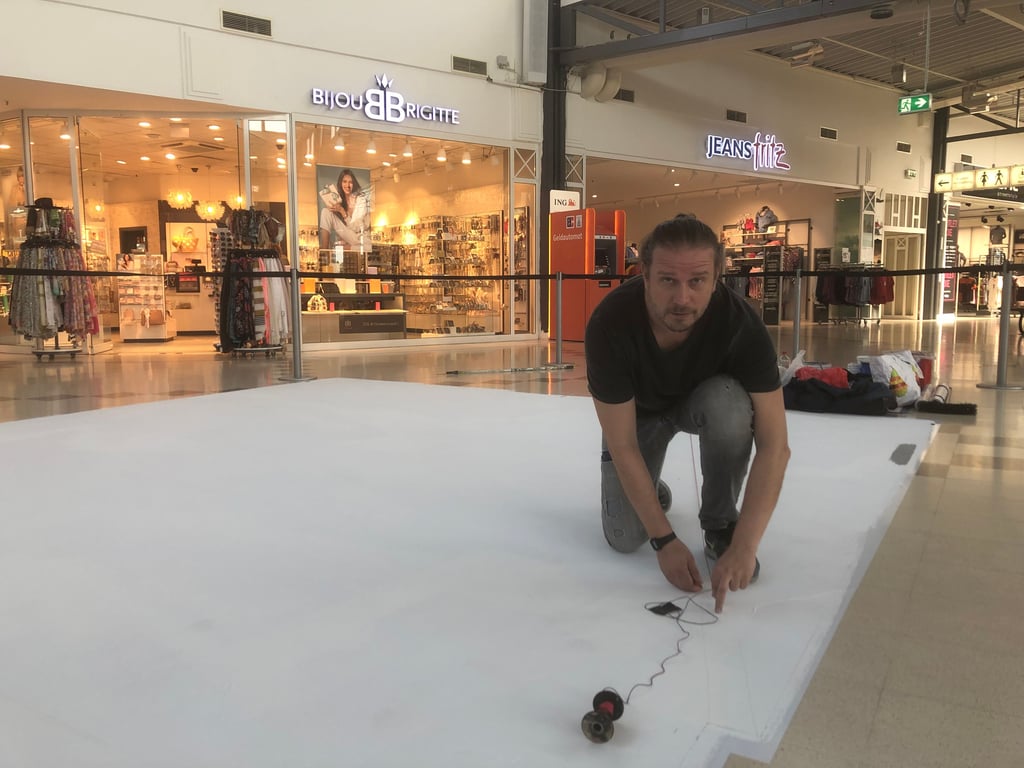 Der Künstler Filip Mrvelj begann am Dienstagvormittag, eine Skizze für seine Zeichnung zu erstellen. Ab Freitag ist das fertige 3D-Kunstwerk im Shoppingcenter in Leißling zu bestaunen.