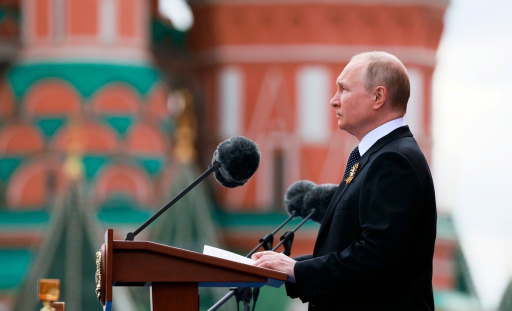 Russlands Präsident versprach den Angehörigen gefallener Soldaten in seiner Ansprache materielle Hilfe - Kinder verstorbener Ukraine-Kämpfer sollen leichteren Zugang zu Universitäten bekommen.