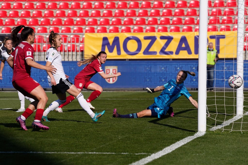 Serbiens Allegra Poljak (2.v.r) brachte Serbien gegen die DFB-Frauen auf die Siegerstraße.