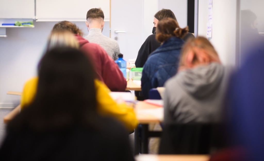 Laut einer Umfrage bei Deutschlands Schulleitungen kommt die Vermittlung von Lebenskompetenzen im Unterricht meist zu kurz.