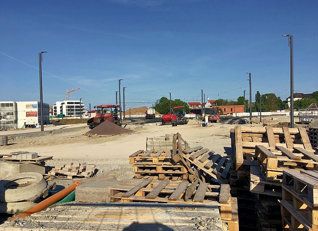 Blick vom provisorischen Überweg auf die Großbaustelle am Heumarkt in Magdeburg.