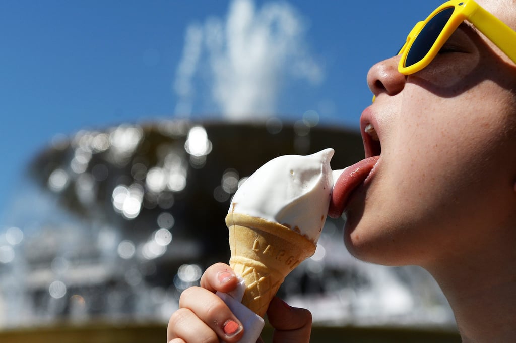 Ein Kind leckt genussvoll an seinem Eis. Derzeit gibt der Sommer ein kurzes Gastspiel in Sachsen-Anhalt.