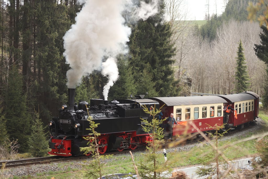 Ein Sonderzug der Harzer Schmalspurbahn GmbH wird von der Malletlok 99 5906 gezogen.