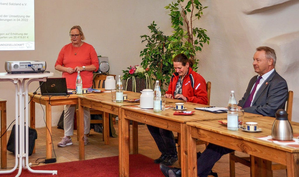 Managerin Angelika Fricke (links) erläutert auf einer Tagung in Wanzleben die Möglichkeiten zur Leader-Förderung.
