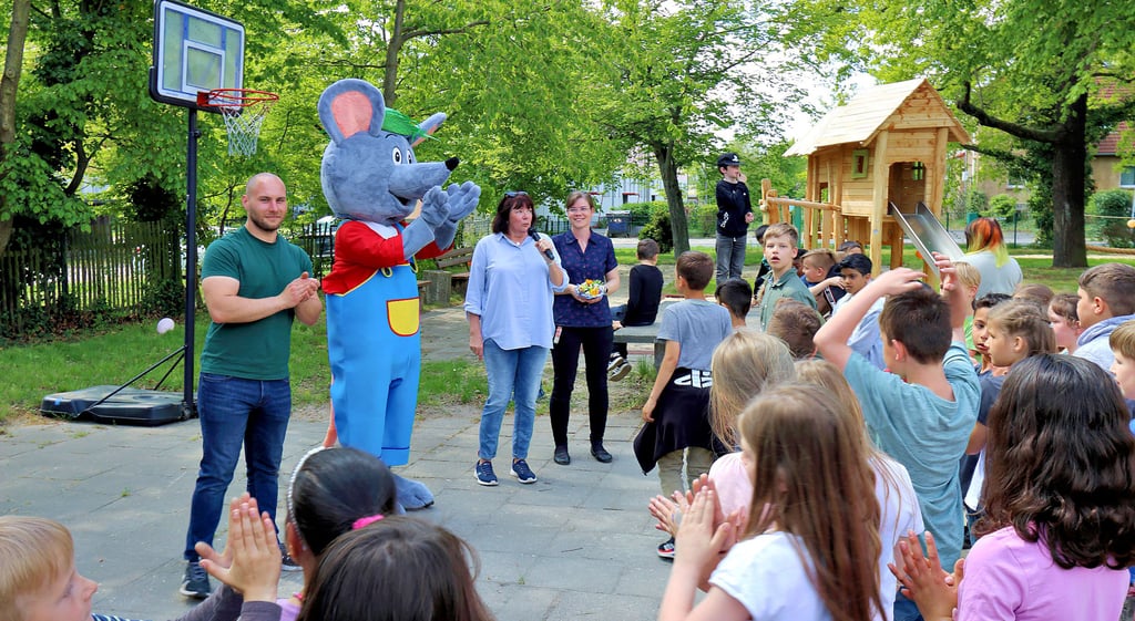 Viel Applaus gab es für das neue Spielgelände, auch vom Schulmaskottchen „Akazie“.