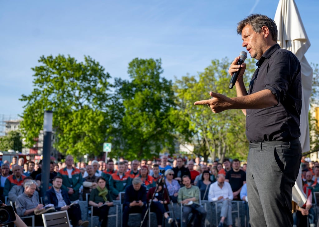 Bundeswirtschaftsminister Robert Habeck (Bündnis 90/Die Grünen) im Gespräch mit der Belegschaft der PCK Raffinerie.
