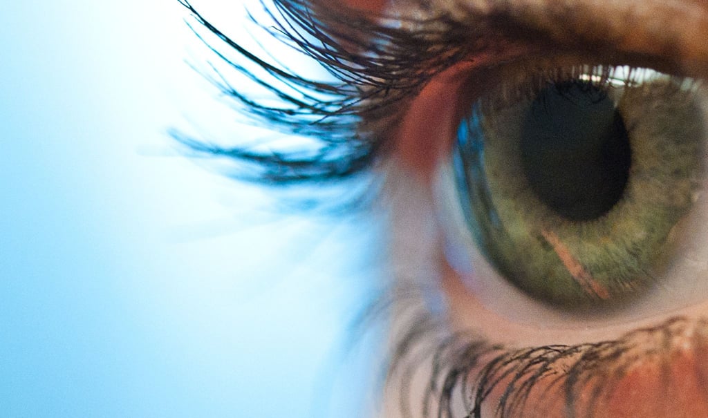 Klare Sicht oder Schleierblick? Wenn die Augen morgens oft trüb sind, kann das ein Hinweis auf eine Netzhautthrombose sein.