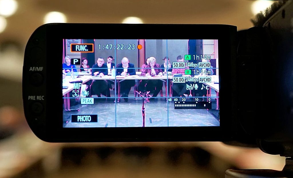 Die Freie Fraktion will mit Stimmen von Linke und Grünen eine Sondersitzung in Sachen möglichemTelefonabhörens erwirken. Bei anderen Fraktionen sieht man aber keinen Vorstoß.