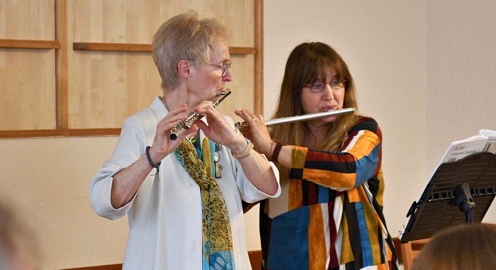 Hannelore Schell und Pauline Stein spielen gemeinsam ein Stück des Komponisten Georg Philipp Telemann auf der Querflöte. Etwa 70 der 600 Musikschüler der Kreismusikschule sind in den Ü35-Klassen.