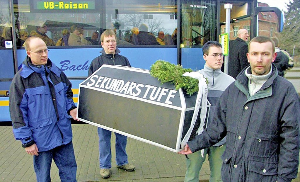 Vertreter der Elterninitiative trugen im Januar 2004 zur Tour der Abgeordneten einen symbolischen Sarg durch den Bus.