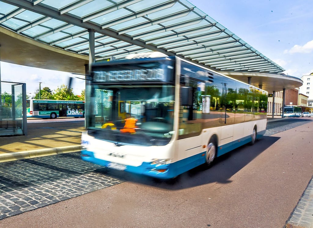 Das Neun-Euro-Ticket kommt bald und gilt auch für Busse.