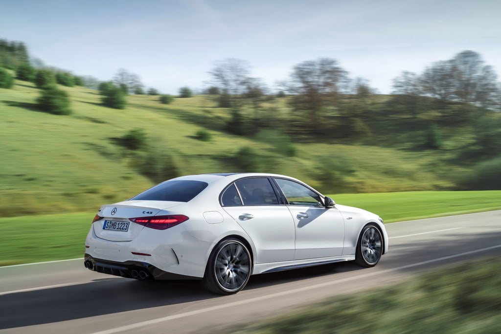 Von der C-Klasse bringt Mercedes auch eine AMG-Version an den Start, die als Limousine (Foto) oder Kombi vorfährt.