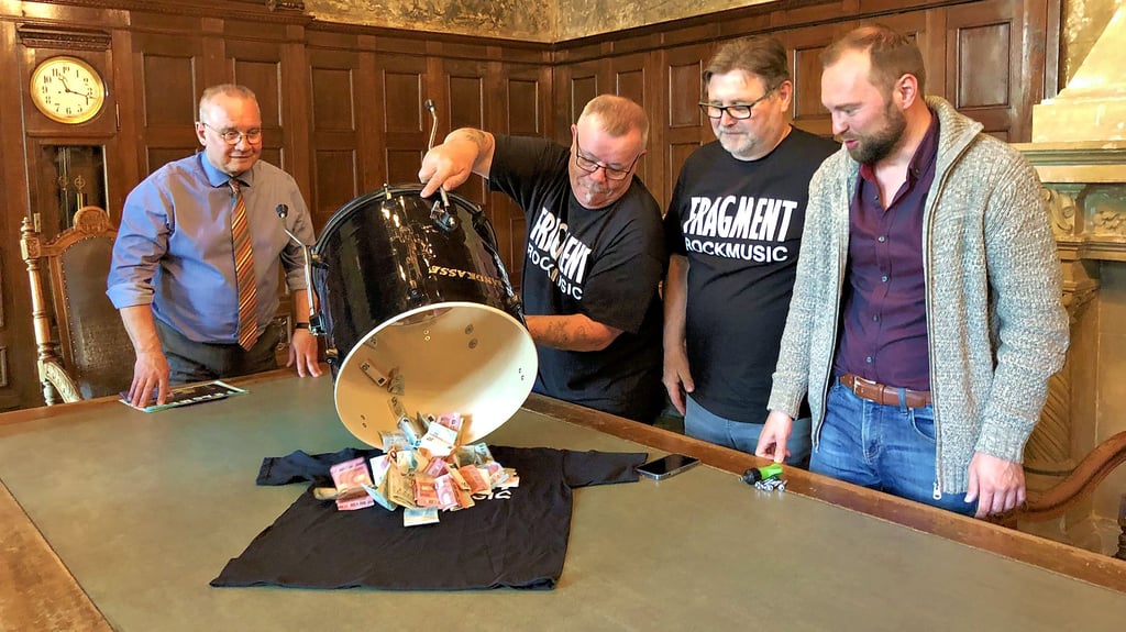 Spenden für die Ukraine-Hilfe: Frank Ruch, Falko Severin, Willi Neubert und Daniel Göttl (v. l.) beim Leeren der Trommel.