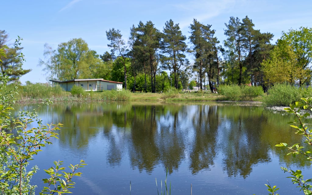 Still ruht der See an der Badekuhle in Wassensdorf. Und er wird noch eine ganze Weile weiter vor sich hin schlummern.