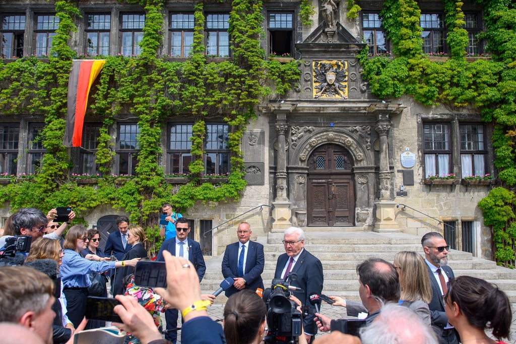 Statement vor dem Rathaus nach dem Eintrag ins Goldene Buch der Stadt.