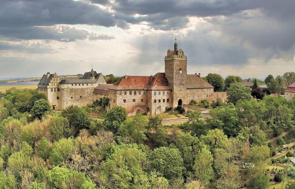 Burg und Schloss Allstedt aus der Vogelperspektive. Die Kernburg links im Bild soll an die Kulturstiftung übergehen.