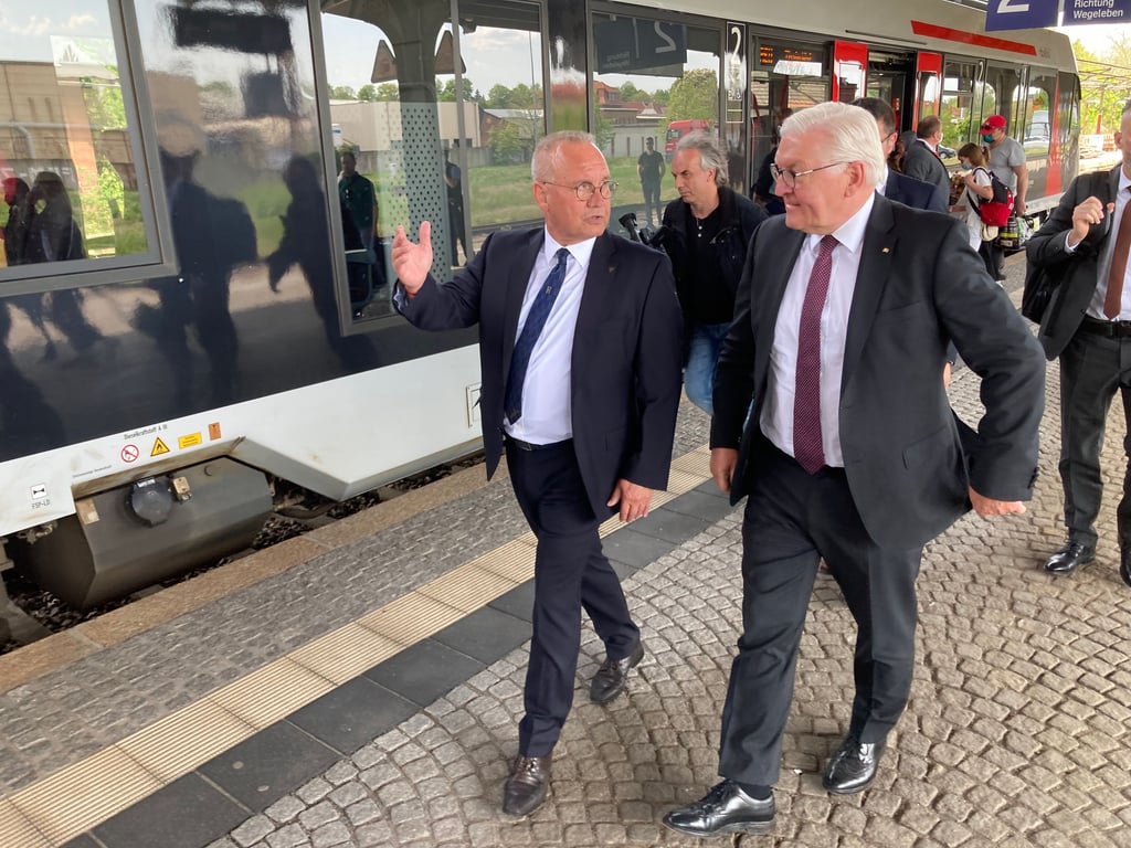 Quedlinburgs Oberbürgermeister Frank Ruch (CDU) empfing Frank-Walter Steinmeier am Bahnhof.