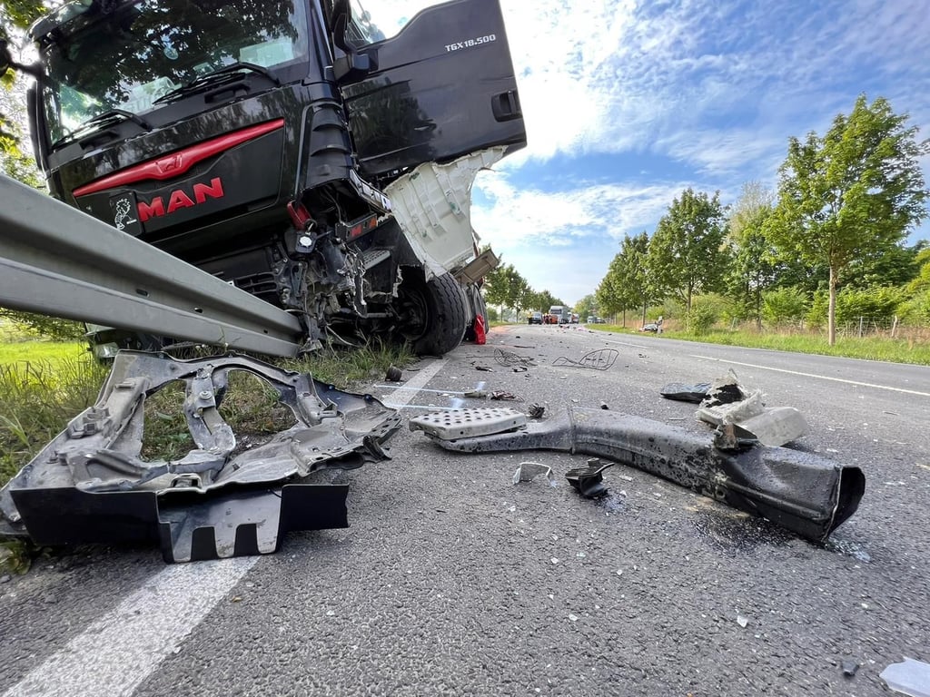 Auch der Lkw ist bei dem Unfall schwer beschädigt worden.