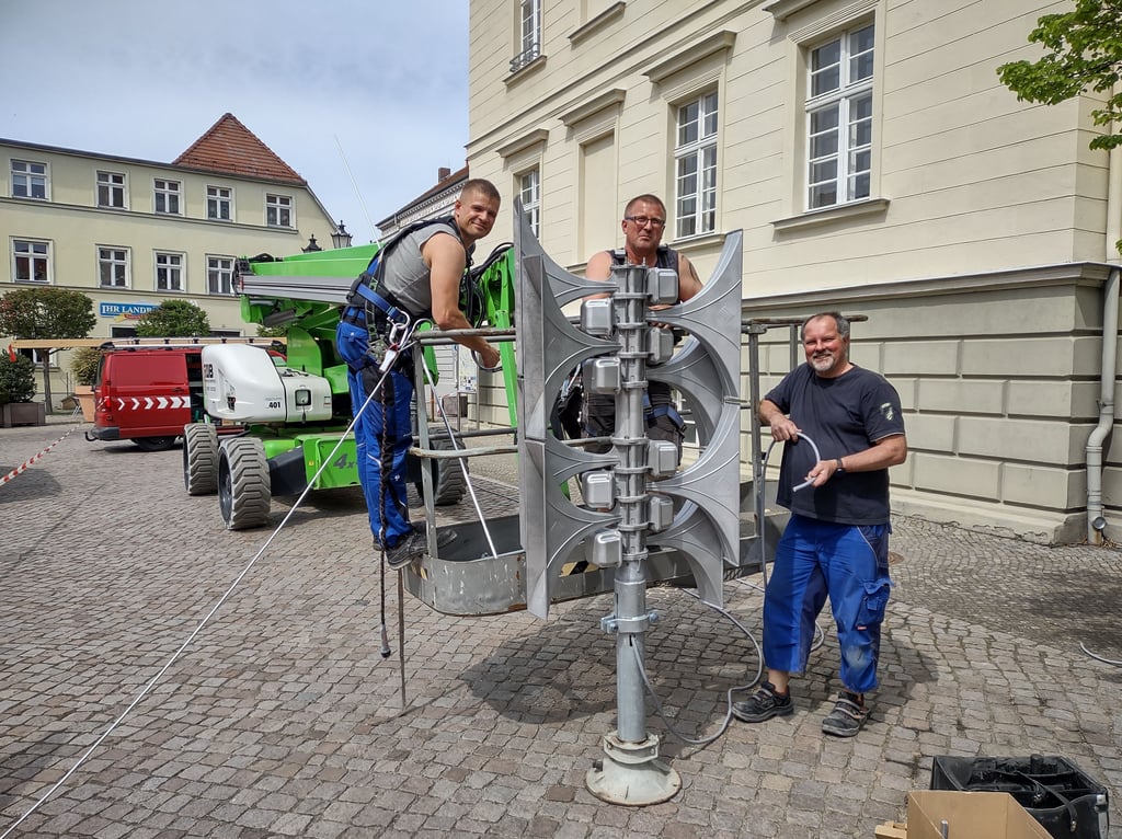 So sieht die neue elektrische Sirene für das Havelberger Rathaus aus. Mit auf dem Foto sind drei von vier Monteuren zu sehen.