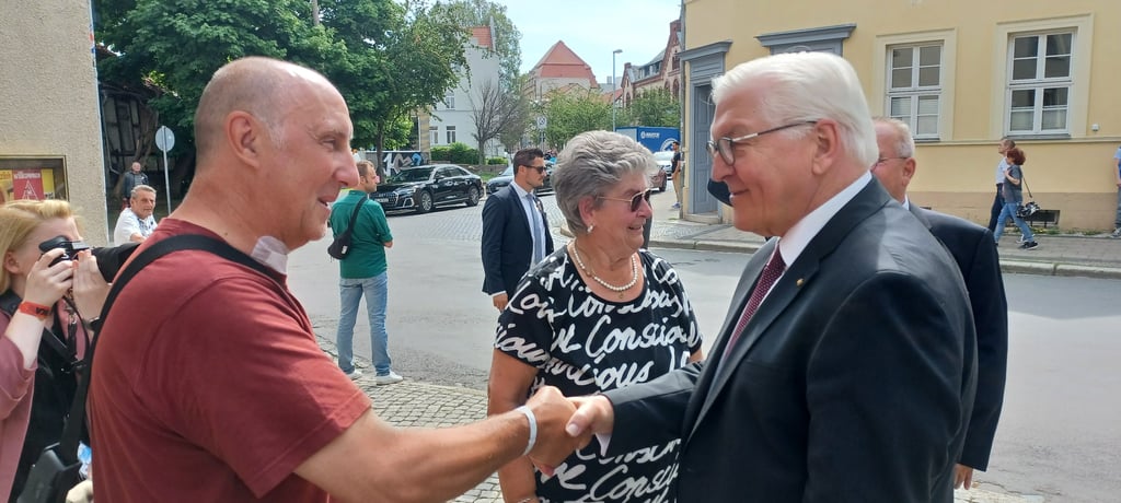 Michael Marscheider (links) aus Quedlinburg beim Handshake mit Steinmeier: „Ich hätte ihm noch sagen wollen, dass er sich nicht vom ukrainischen Botschafter erpressen lassen soll“, sagt er später.