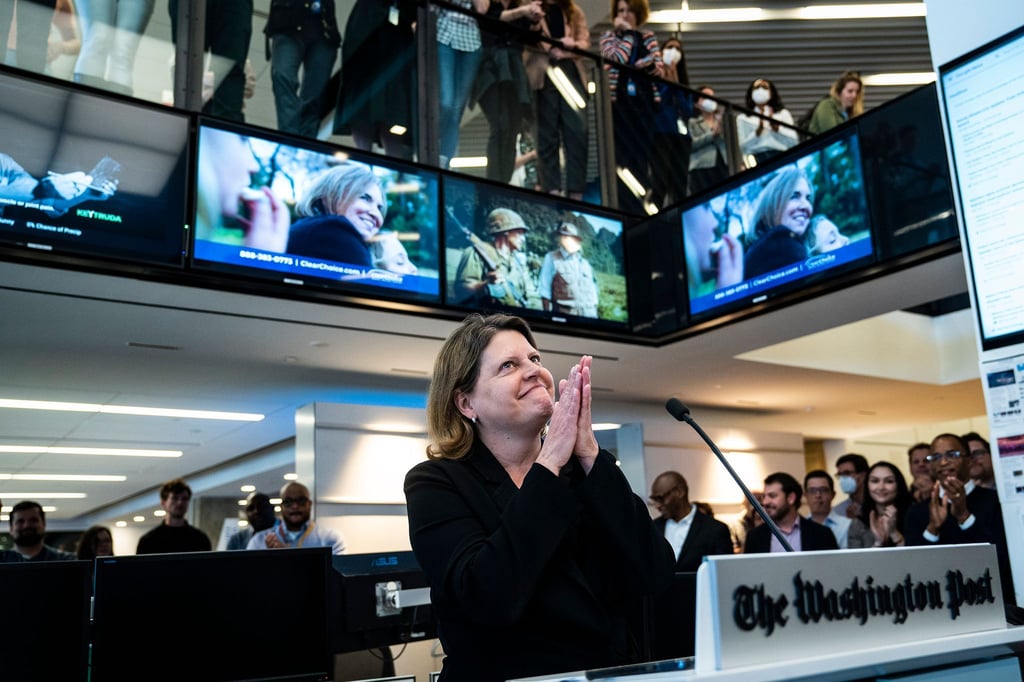 Die leitende Redakteurin Sally Buzbee feiert in der Nachrichtenredaktion der „Washington Post“ die Auszeichnung mit dem Pulitzer-Preis.