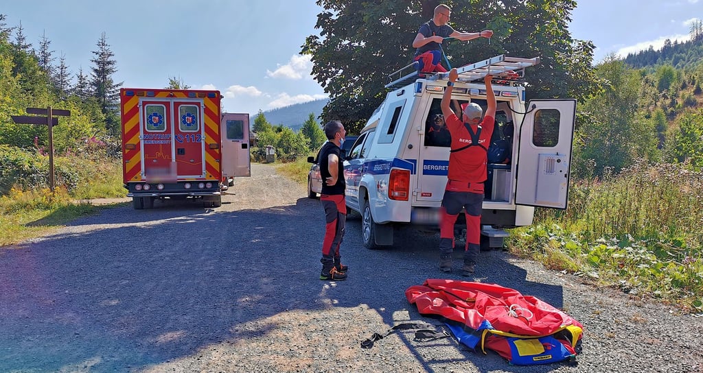 Die Bergwacht Wernigerode im Einsatz: Die Ehrenamtler dringen in unwegsames Gelände des Nationalparks Harz vor, um verletzte Wanderer mit ihrer Spezialtechnik bis zum Rettungswagen zu bringen.