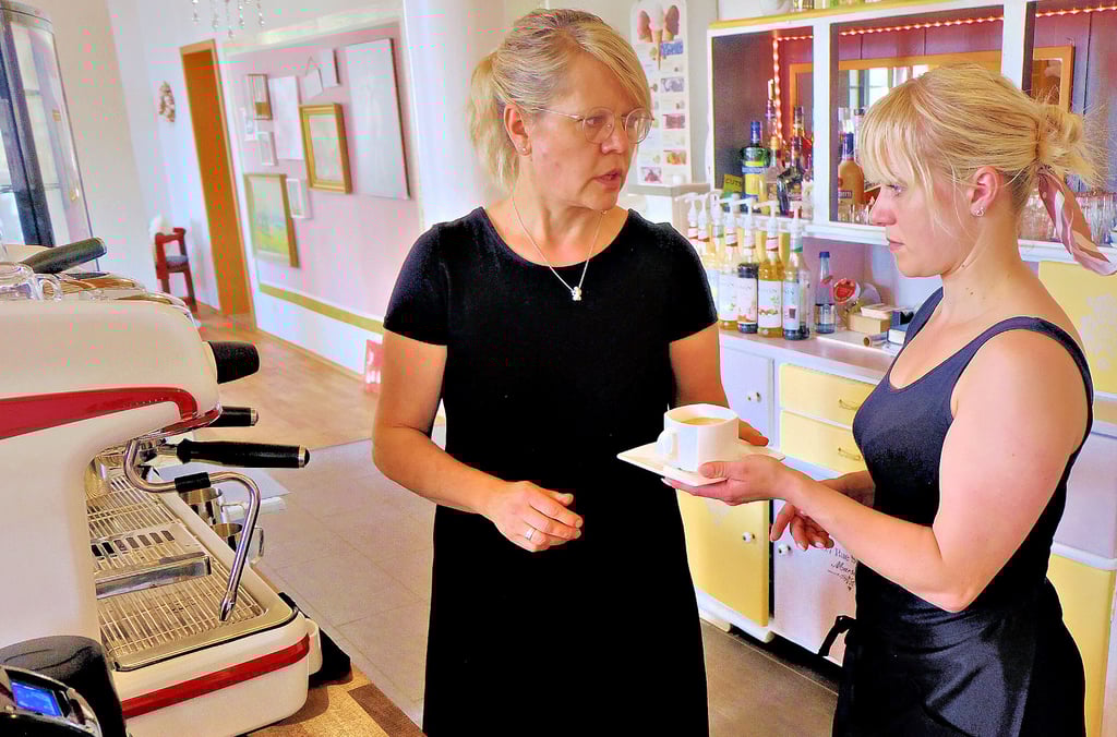Bianca Marx (links) erklärt Mitarbeiterin Viktoria Matthes die Kaffeemaschine und die Zubereitung der verschiedenen „Wachmacher “.