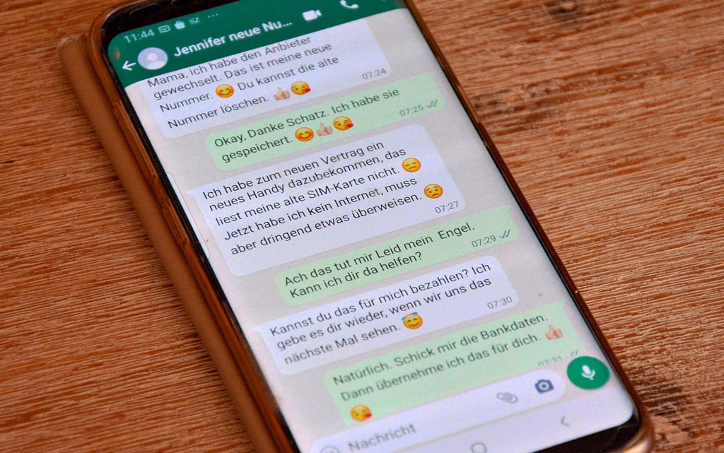 Über den Messenger-Dienst WhatsApp versuchen Betrüger mit einer neuen Masche, Geld zu erbeuten. Dazu täuschen sie eine Notlage vor und bitten um Hilfe bei der Überweisung einer Rechnung. Der Chatverlauf ist nachgestellt.