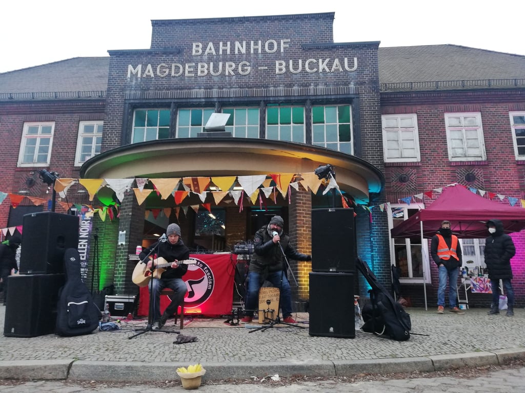Am Bahnhof in Magdeburg-Buckau protestieren Bürger bei einer Mahnwache gegen einen Aufmarsch von rechtsradikalen Gruppen.