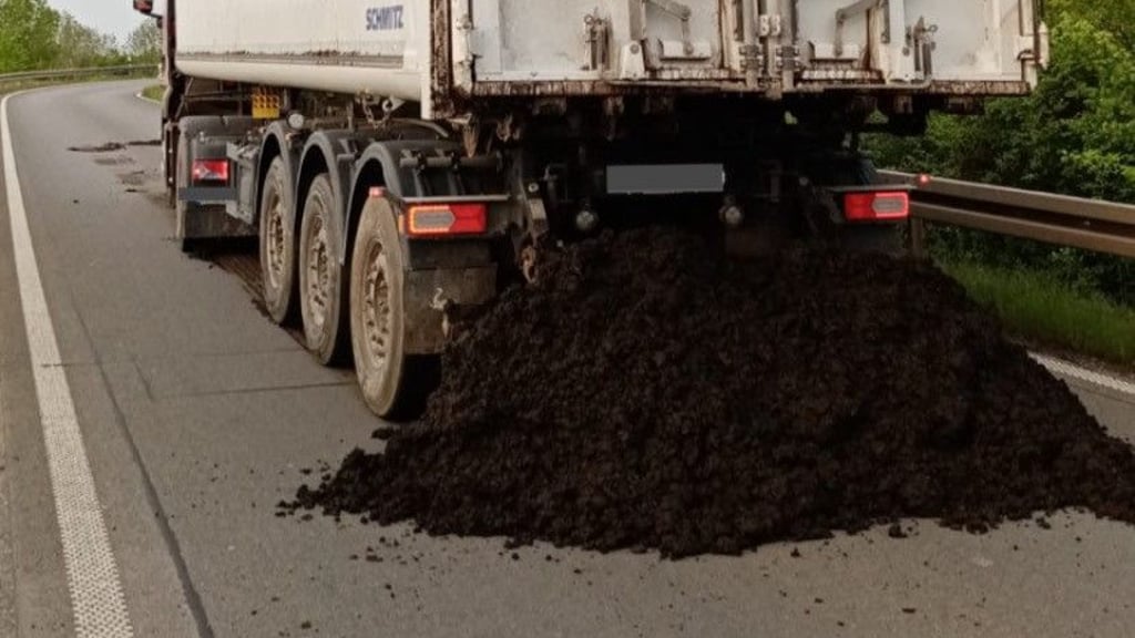Im Kurvenbereich der Überfahrt von der A2 in Richtung Hannover auf die A14 in Richtung Dresden ist es zum Verlust der Ladung gekommen.