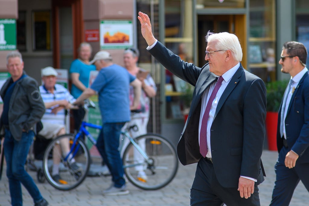 Frank-Walter Steinmeier gestern auf dem Marktplatz von Quedlinburg: Der Bundespräsident hat seinen Amtssitz für drei Tage in der Stadt genommen.
