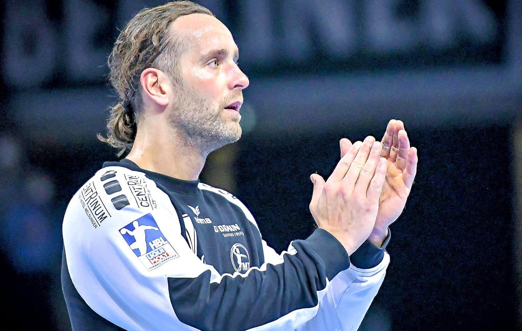Melsungens Torwart Silvio Heinevetter klatscht auch anerkennend für den SCM.