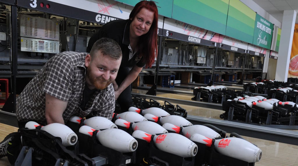 Nicol Baumann und Maik Brüggemann bereiten sich auf eines der größten Bowlingturniere Genthins vor.